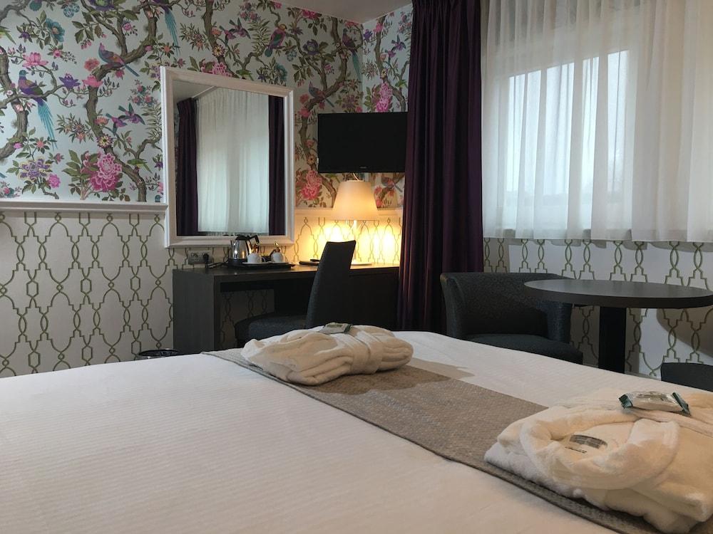 Dukes' Academie - By Dukes' Collection 4*
