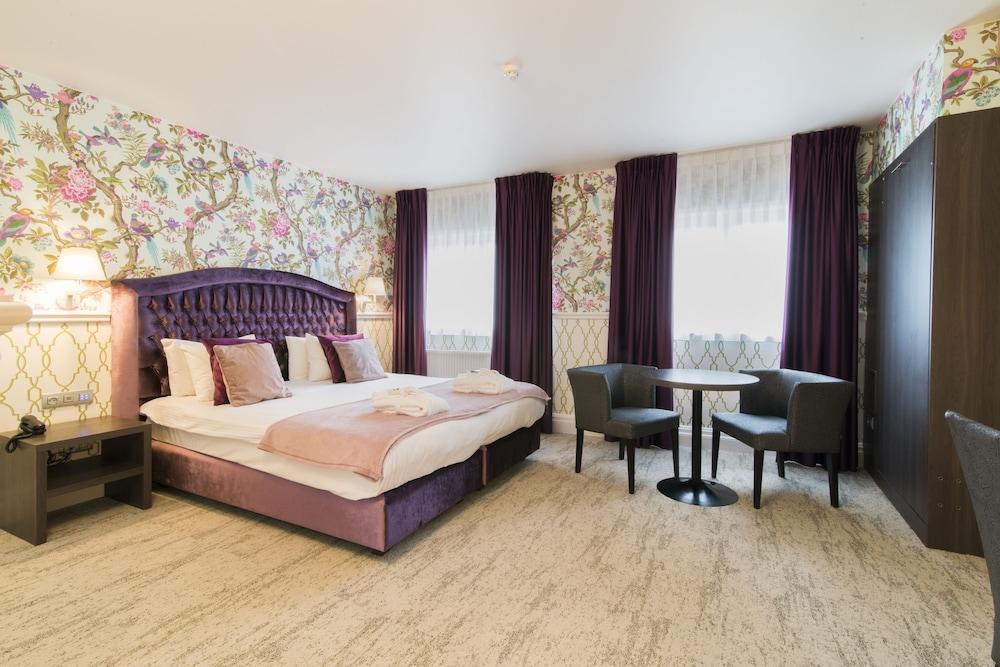 Dukes' Academie - By Dukes' Collection 4*