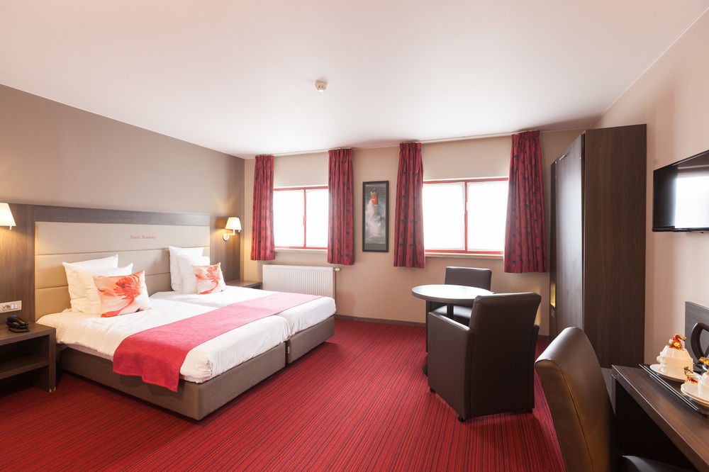 Dukes' Academie - By Dukes' Collection 4*